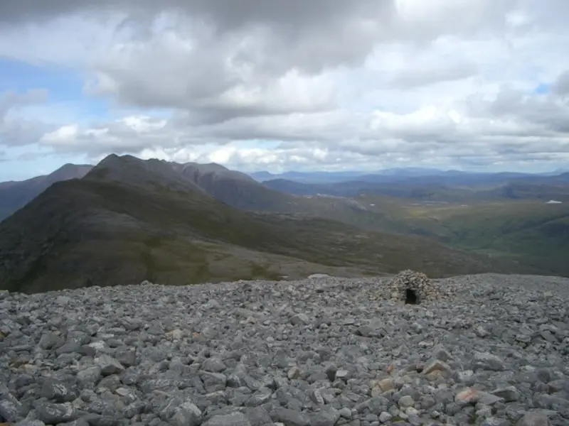 NH0674 : Rock shelter on northeast ridge of Sgurr Ban