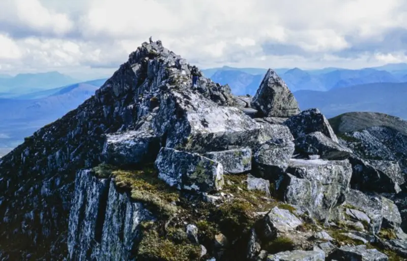 NN2166 : Blocks of rock on north ridge of Binnein Mòr