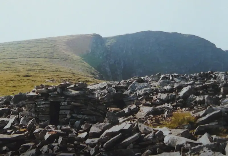 NH2171 : Stalkers' shelter Beinn Liath Mhòr Fannaich