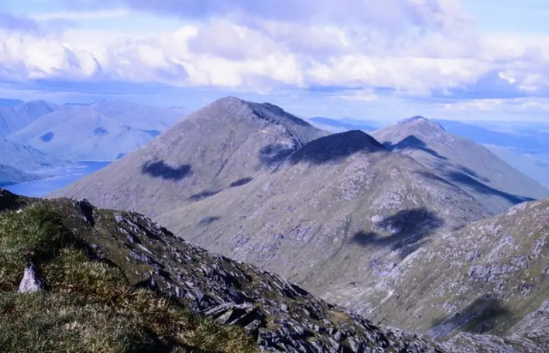NM9395 : Rocky ridge descending from Sgùrr nan Coireachan